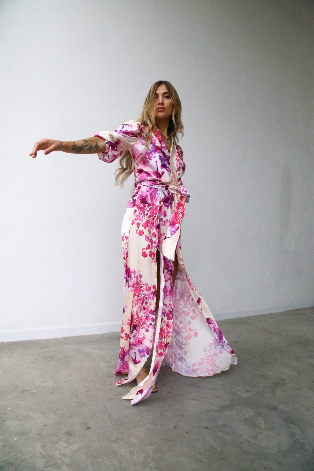 P5174 ABITO LUNGO DOPPIO SPACCO MANICHE A SBUFFO  ORCHIDEE FUCSIA