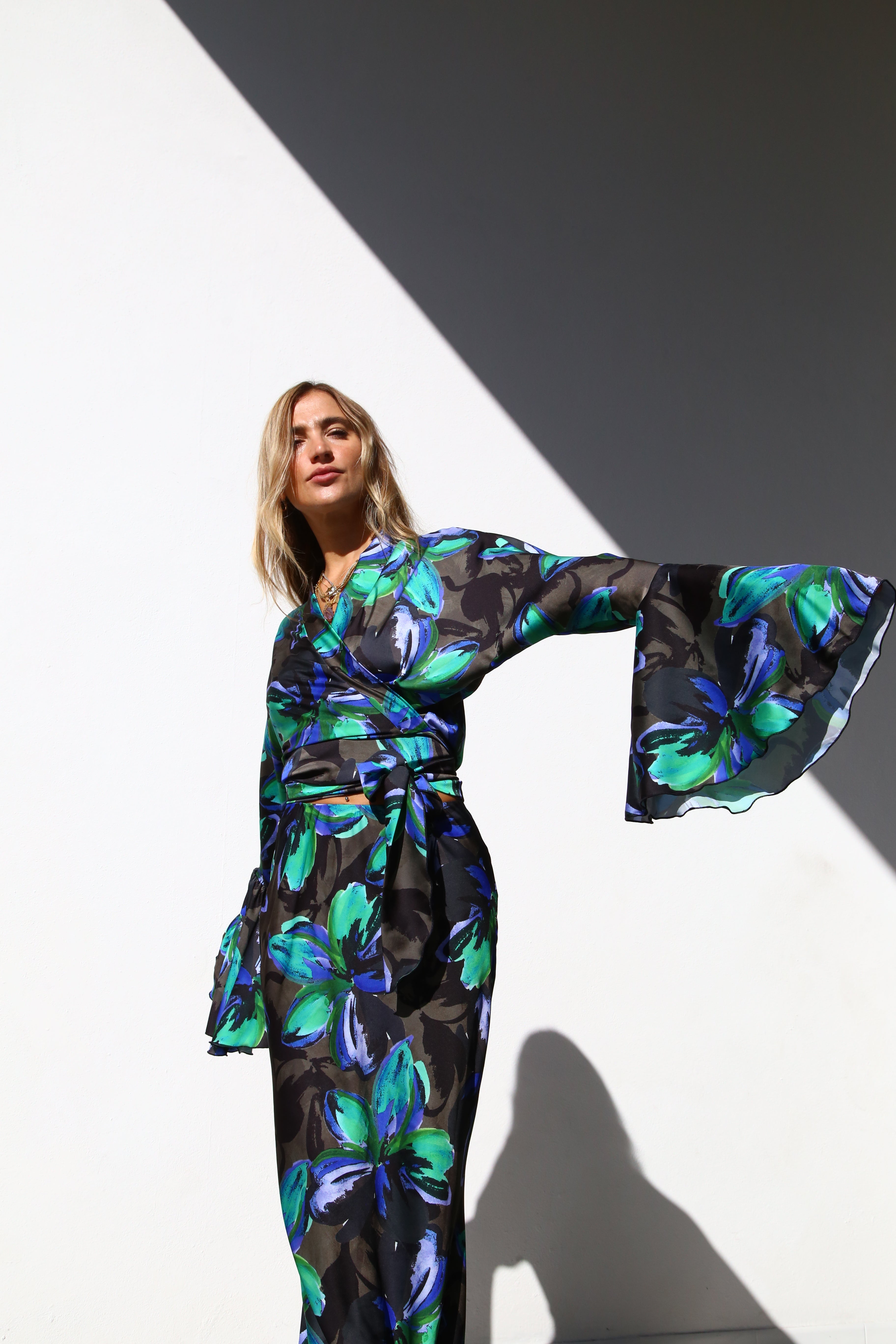 CAMICIA KIMONO CON FUSCIACCA RASO FANTASIA FIORI POP