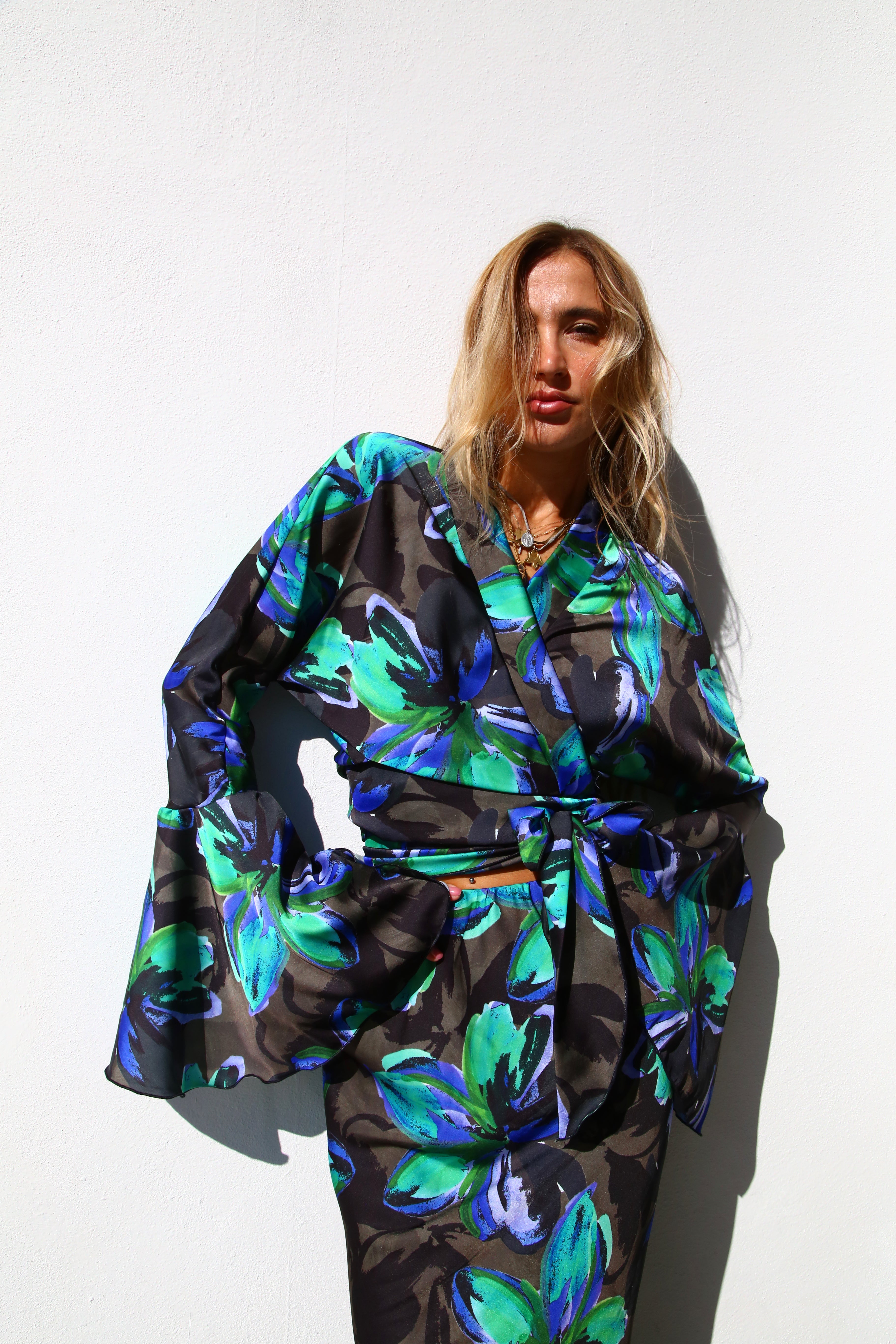 CAMICIA KIMONO CON FUSCIACCA RASO FANTASIA FIORI POP
