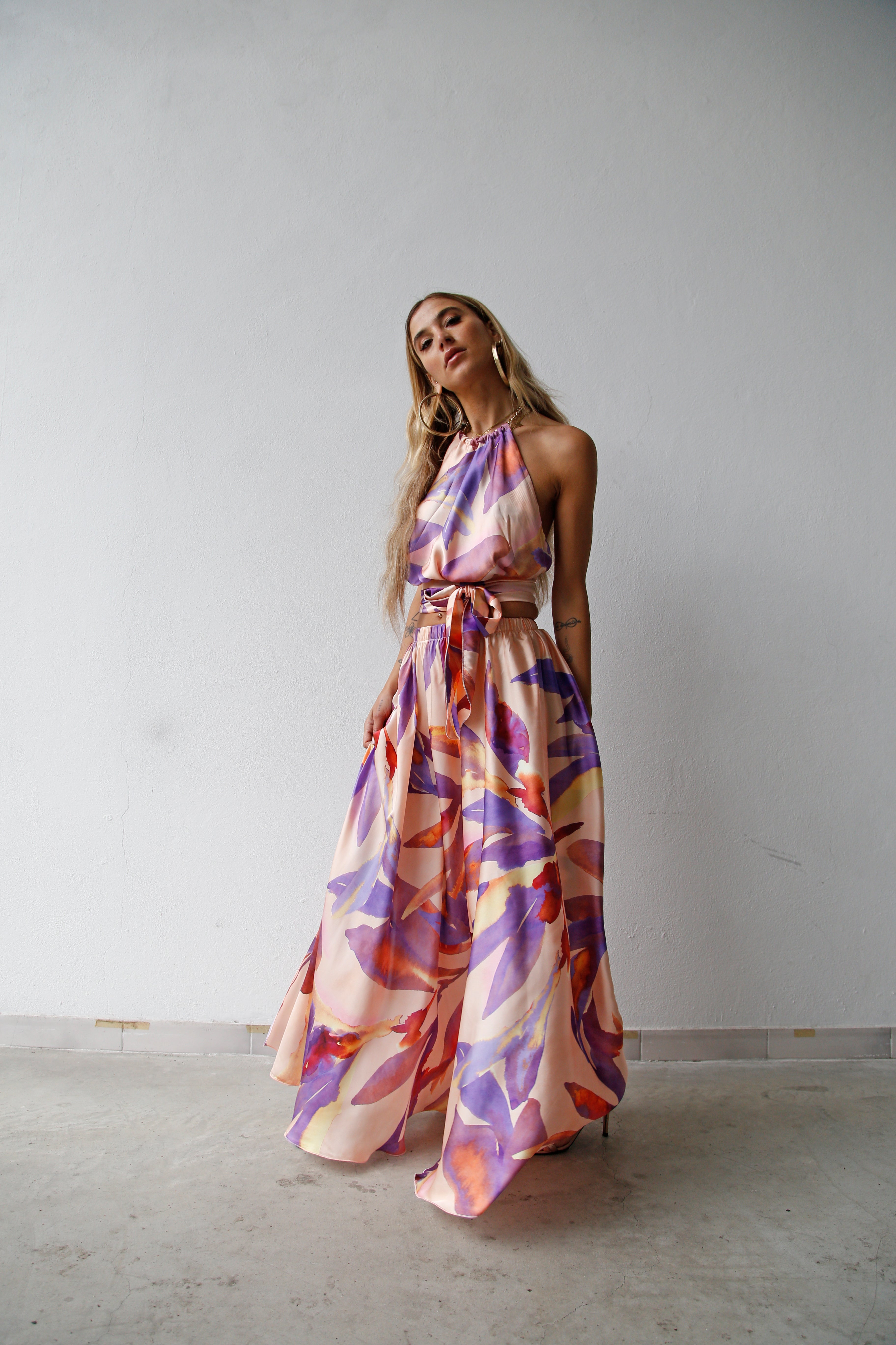 P4062 GONNA LUNGA A RUOTA CON SPACCO FANTASIA FOGLIE VIOLA