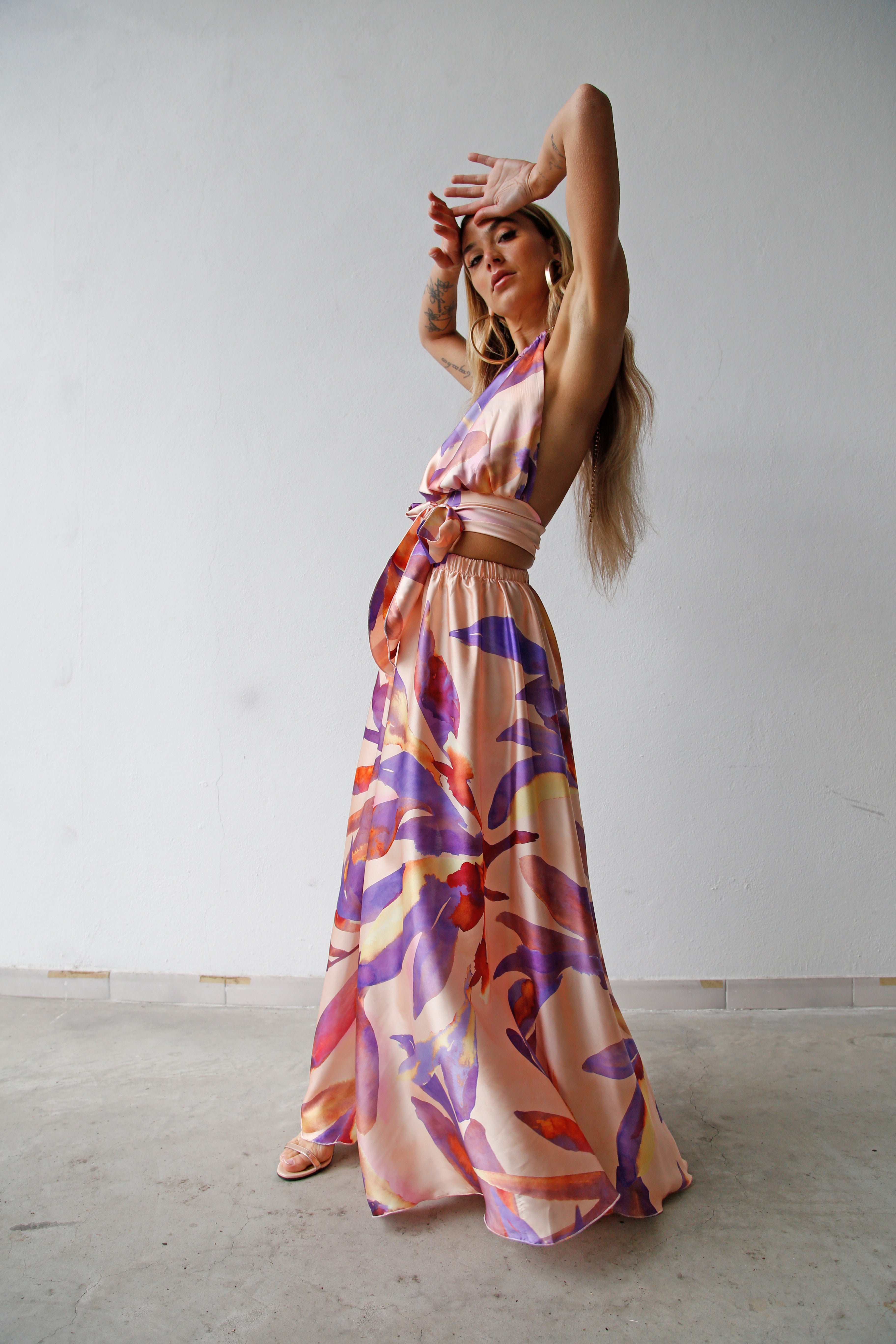 P4062 GONNA LUNGA A RUOTA CON SPACCO FANTASIA FOGLIE VIOLA