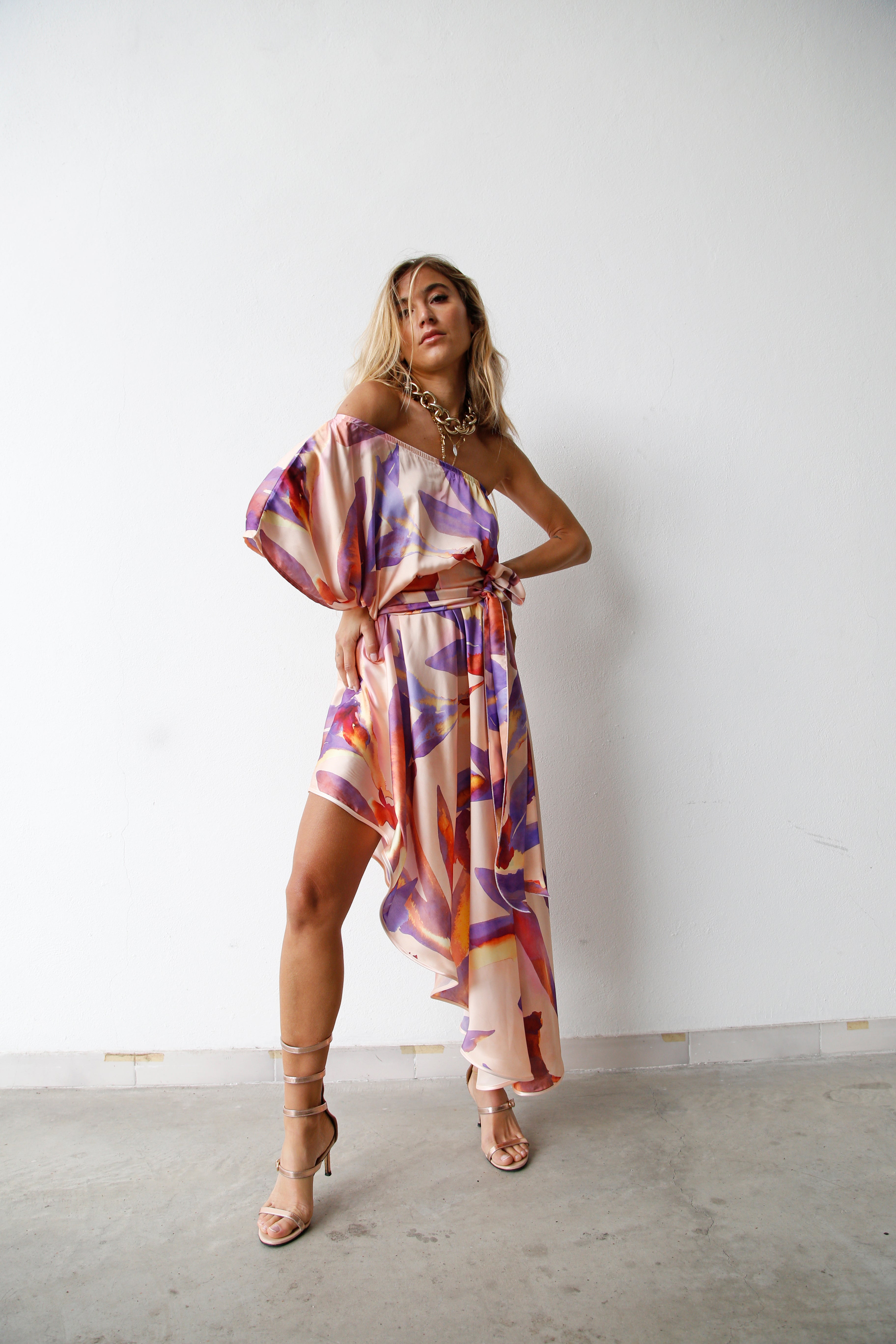 ABITO MONOSPALLA ASIMMETRICO FOGLIE VIOLA