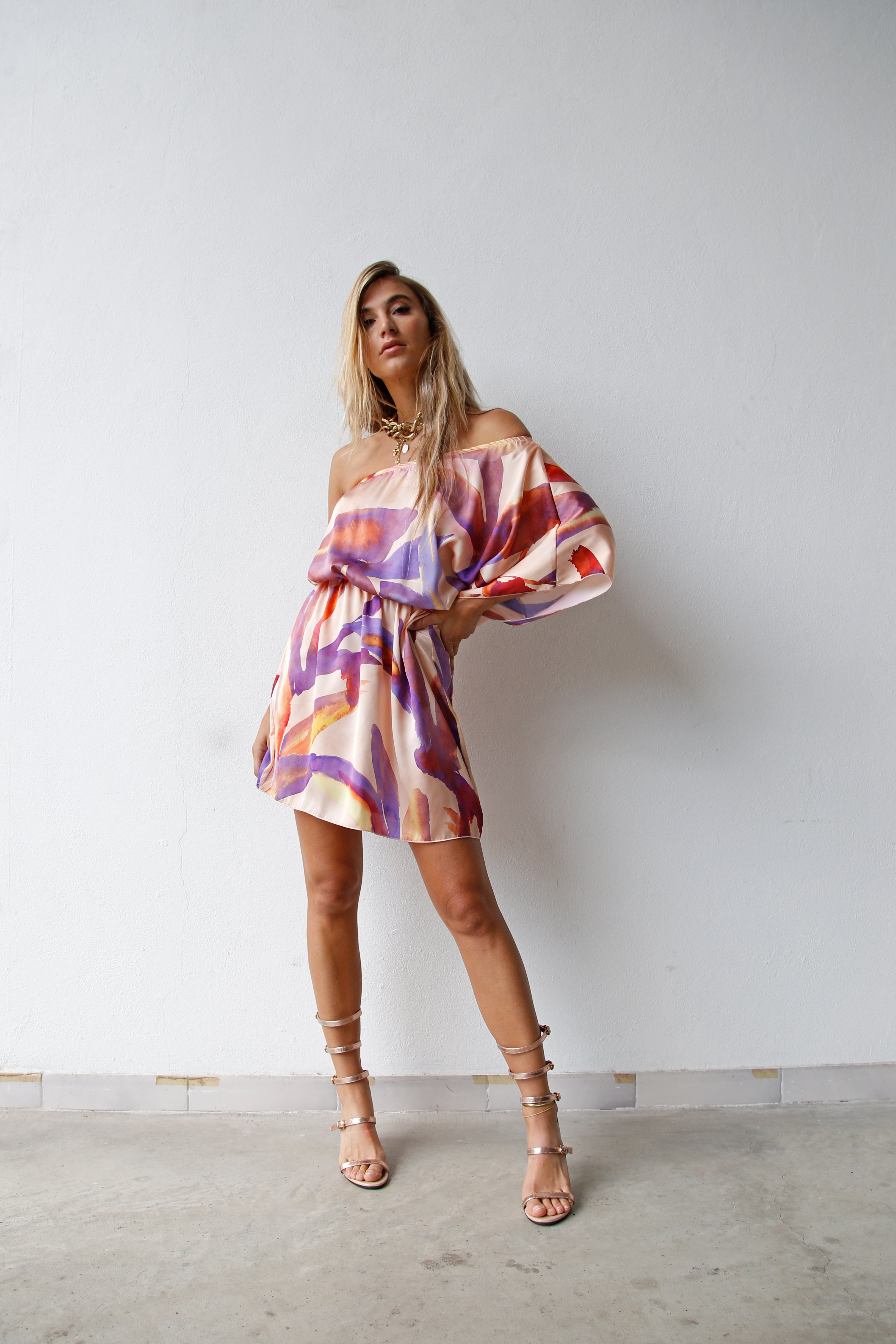 ABITO CORTO MONOSPALLA FOGLIE VIOLA