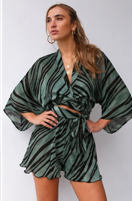 P4032 KIMONO SLEEVE SHIRT WITH BELT VISCOSE F1 FLOWERS BLACK WHITE