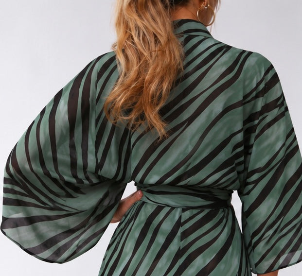 P4032 KIMONO SLEEVE SHIRT WITH BELT VISCOSE F1 FLOWERS BLACK WHITE