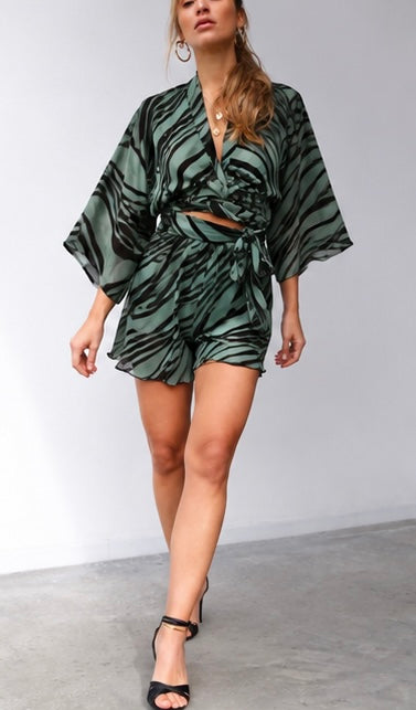 P4032 KIMONO SLEEVE SHIRT WITH BELT VISCOSE F1 FLOWERS BLACK WHITE