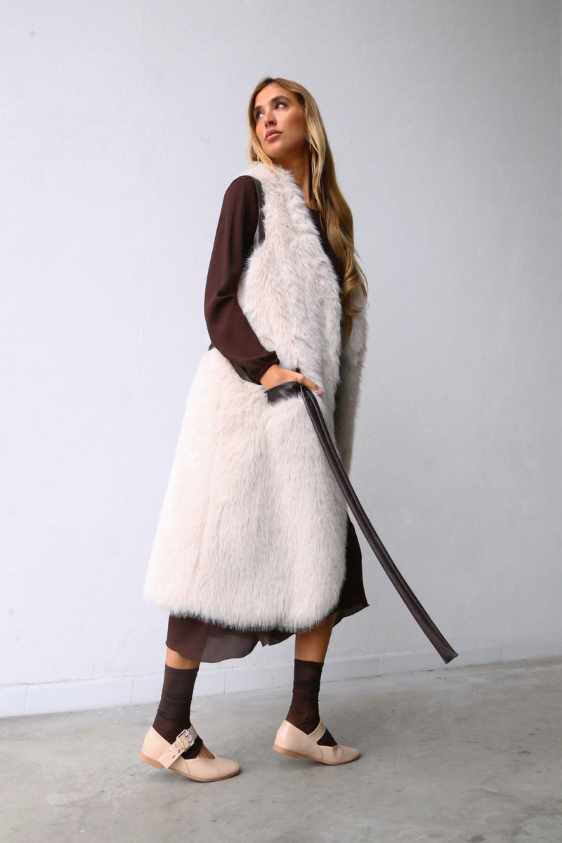 A60107 SLEEVELESS FAUX FUR VEST CREAM