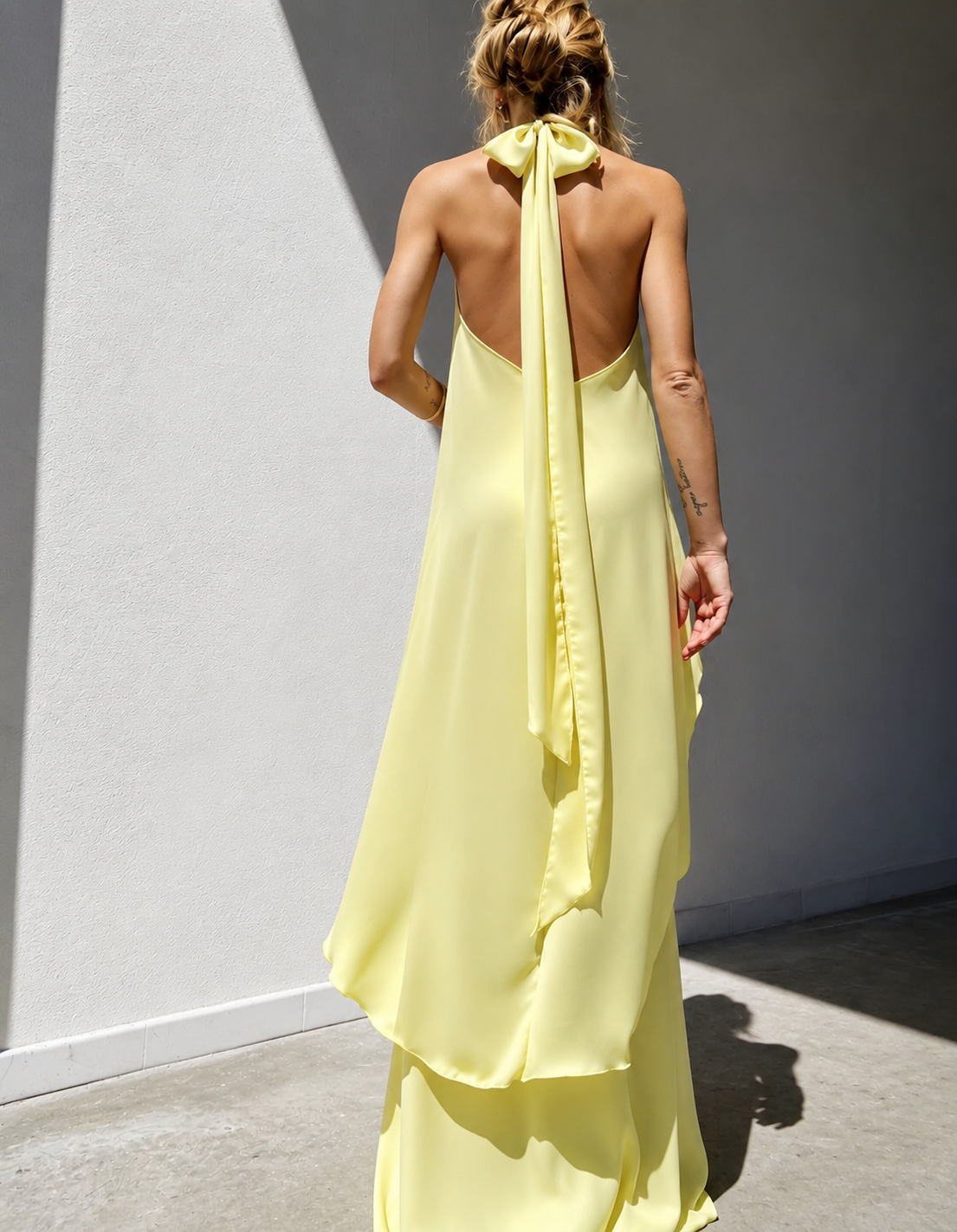 Top asimmetrico allacciato fiocco maxi giallo coordinato  retro